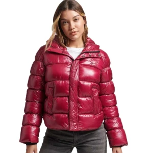 Röd pufferjacka från Superdry - Snygg röd pufferjacka från SuperDry. Perfekt nu till vintern. Bara använd förra året så i bra skick. Har en slitning som knappt syns, skriv för fler bilder eller frågor!😊