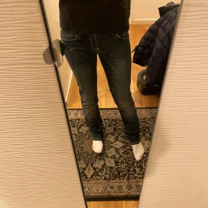 Mörkblå jeans - Säljer ett par mörkblå jeans i bra skick. De har en slim passform. Jag skulle säga att jeansen är raka men lite bootcut. Perfekta för höst och vår! Lågmidjade