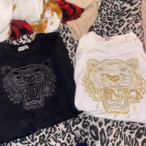 Svart och vit tröja från Kenzo - Två tröjor från kenzo jag är väldigt osäker om dom är äkta eller fejk men tänker mig ca 180-250kr /st oavsett fejk eller äkta, skriv för fler bilder eller information om dom! Pris kan såklart diskuteras och om du vill köpa båda så kan vi komma på ett rimligt pris❤️