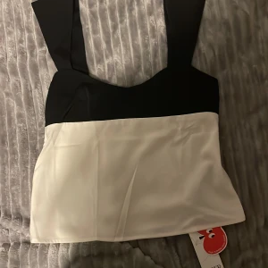 Säljer ett fint linne som kan användas vid finare tillfällen - Linnet är i xs är i nyskick då jag inte haft ett bra tillfälle att använda den. Toppen kan användas till exempelvis festligare tillfällen.