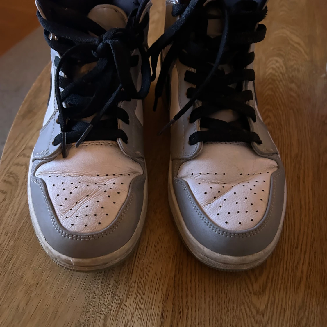 Nike Air Jordans i grått och vitt - 90