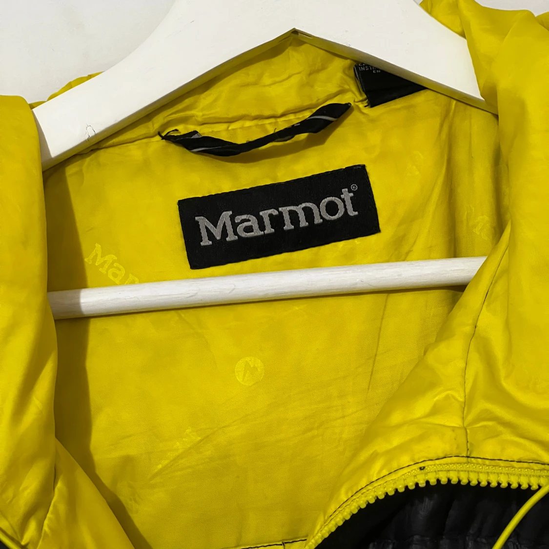 Varm svart och gul dunjacka från Marmot - 91