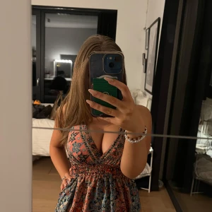 Mönstrad sommarklänning - Säljer en superfin mönstrad klänning i bohemisk stil. Köpt i marbella 🩷Perfekt för en somrig dag eller en avslappnad fest!