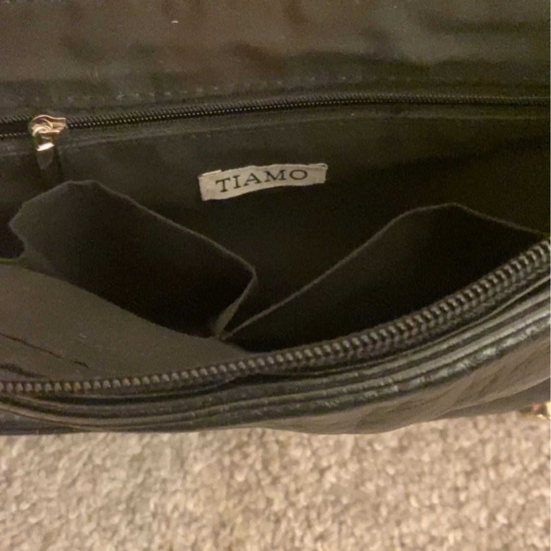 Svart axelväska med kedjedetaljer från Tiamo - 91