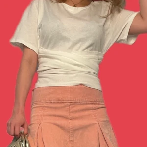 Vit knyt-topp - Säljer en stilren vit topp med knytning i midjan🤍 