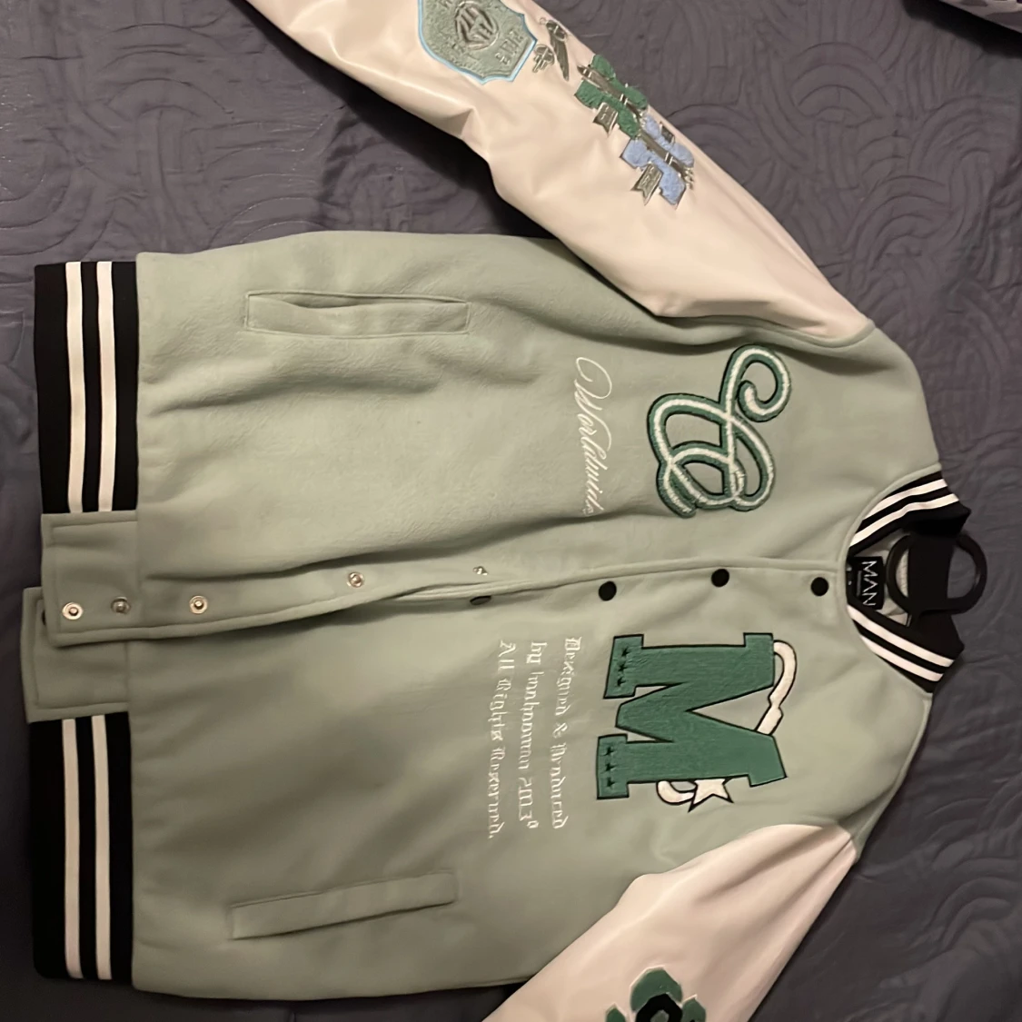 Grön och vit bomberjacka från boohooMAN