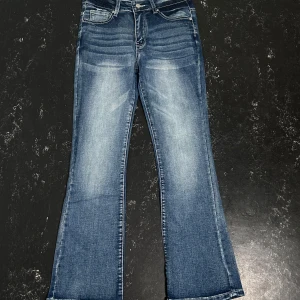  Bootcut jeans med snygga fickor  - Väldigt fint skick. Innerbenslängd: 73cm midjemått: 36cm