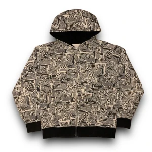 Hoodie från Volcom - Zip up oodie från Volcom. Går ej att se storleken på lappen men skulle gissa L. Personen på bilden är 180cm. Muddarna på ärmarna är lite slitna. Skriv för fler bilder eller frågor!😊