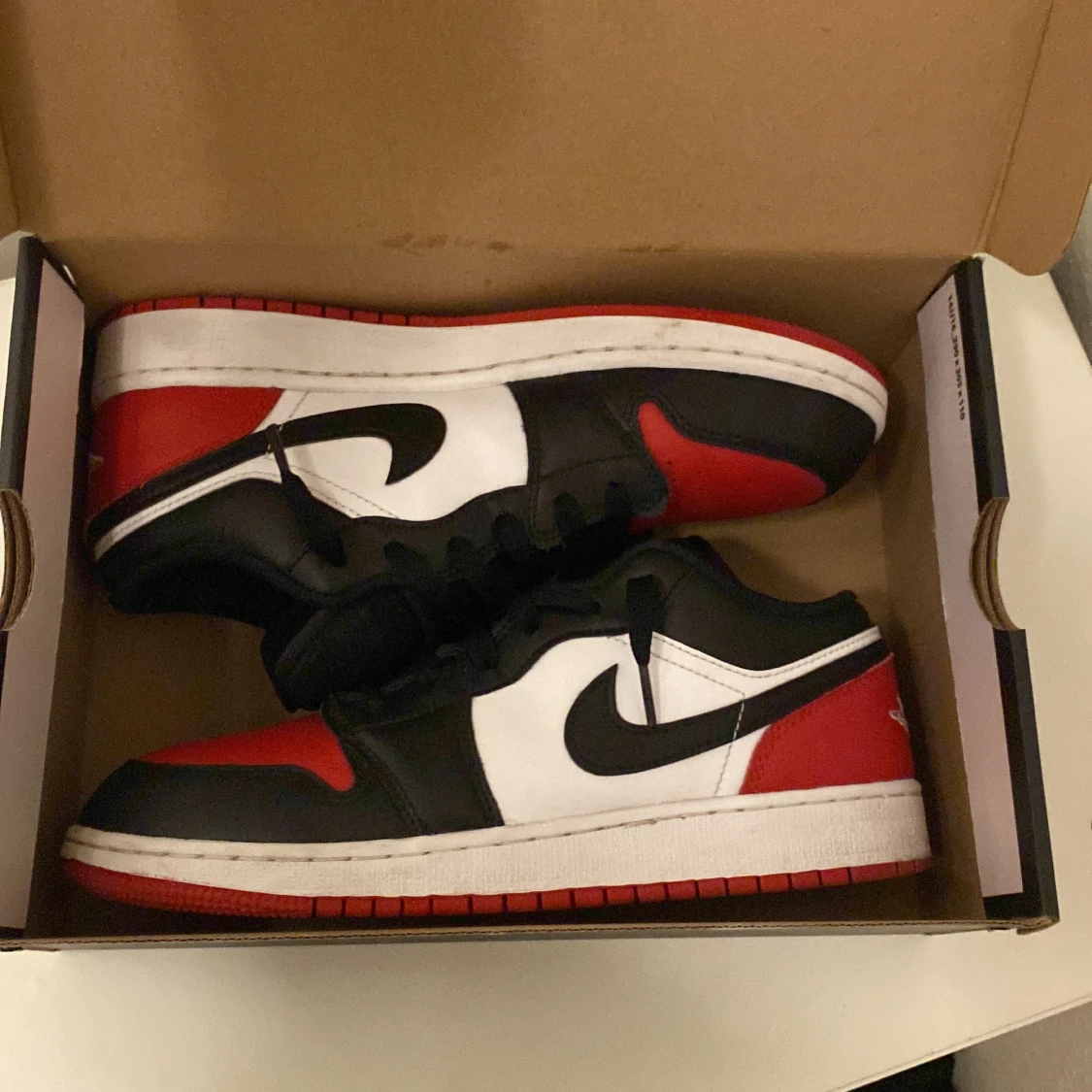 Nike Air Jordans i svart, röd och vit - 92