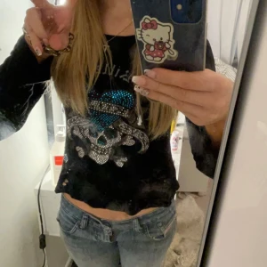 Ed Hardy tröja!! - En jätte cool ed Hardy tröja där nästan alla rhinestones sitter kvar! Köpte den på vinted för nån månad sen! 💓 storleken är xs-s 💓