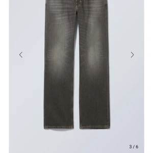 arrow low waist grå jeans - i princip oanvända weekday jeans i modellen arrow low waist regular straight passform. Strl är 28/32. Används inte och säljer därför vidare ☺️ hör av dig om du har frågor! 