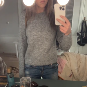 Grå stickad tröja - Säljer en mysig grå stickad tröja med rund hals och långa ärmar. Perfekt för kyliga dagar och enkel att matcha med jeans eller kjol. Köpt från Vero Moda. Använd max 2-3 gånger. Som ny! Strl M men passar Xs-S. Nypris 400! Kontakta mig för frågor eller fler bilder!