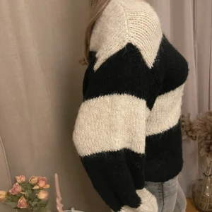Randig stickad tröja i svart och beige - Endast använd ett fätal gänger, inte nopprig. Jättevarm och mjuk, perfekt till vintern passar nägon med storlek S/M💗🩷 