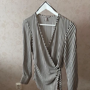 Omlott blus  - Jätte fin randig omlott blus från hm. Aldrig använd. 