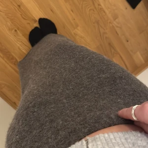 Brun stickad kjol från Gina tricot  - Mysig grå kjol från Gina tricot i ett ulligt material. Perfekt för kyligare dagar med sin varma och bekväma känsla. Kjolen har en enkel design som gör den lätt att matcha med olika toppar.