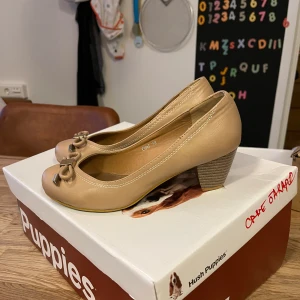  ballerinaskor  - Snygga beige ballerinaskor  med låg klack och dekorativ rosett framtill. Perfekta för en stilren look.Använda bara en gång 