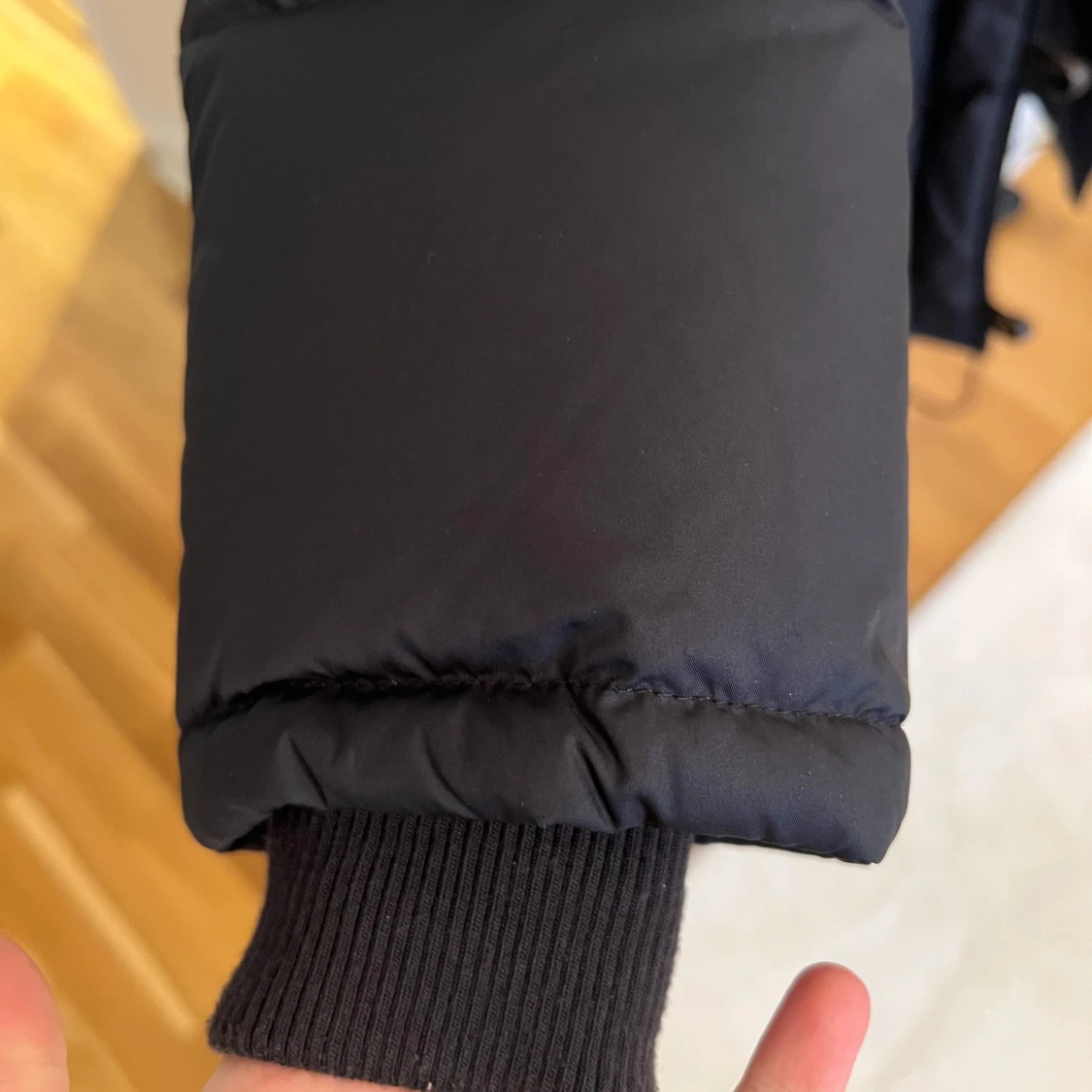 Svart dunjacka med huva - 93