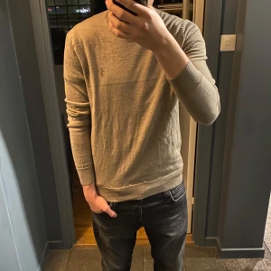 Beige tröja från Polo Ralph Lauren - Säljer en stilren beige tröja från Polo Ralph Lauren i merinoull som inte har används.                                       Skick: 10/10 nypris: 2400kr                                                          ”Slim fit Washable Wool Crewneck Jumper”