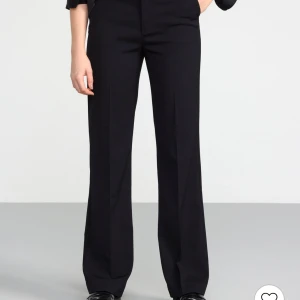 Svarta kostymbyxor - Snygga svarta kostymbyxor som är bootcut modellen Fiona från Lindex💗