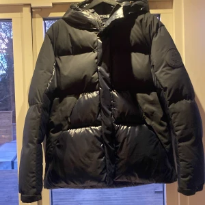 Svart pufferjacka från Save the Duck - Säljer en svart pufferjacka från Save the Duck i perfekt skick den är bara testad. Säljer den då den är lite liten på mig. Storlek M, passar perfekt nu till vintern. Ny pris 4000