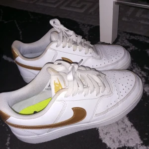 Vita och bruna Nike sneakers - Nike skor storlek 37.5 använda få gånger . Adidas storlek 36 aldrig använda . 