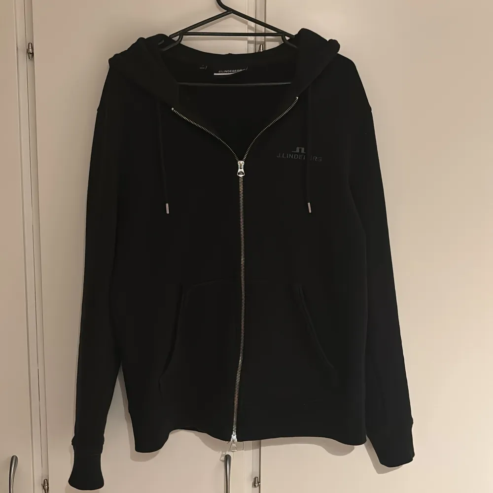 Säljer denna svarta j Lindeberg zip hoodie. Nypris 1500. Använd ett fåtal gånger så bra den är i bra skick, inga defekter. . Hoodies.