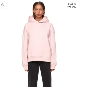 Ljusrosa hoodie från LXA - Superfin ljusrosa hoodie från LXA med text på ryggen. Slutsåld på hemsidan! Perfekt nu på vintern då den sitter lite oversized, helt ny med lappar kvar💞