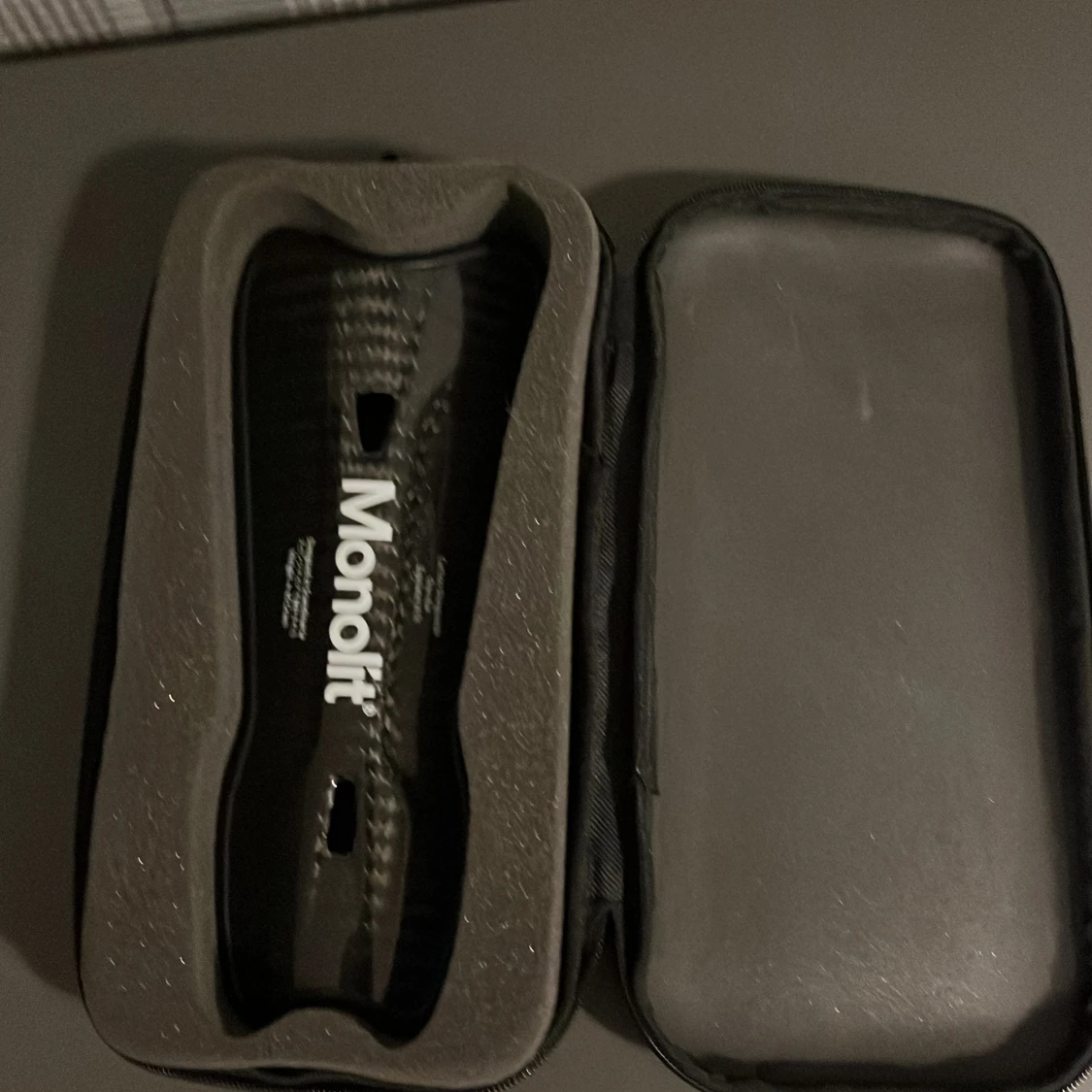 Svart Monolit benskydd - 90