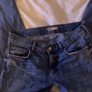 Blå jeans i bra skick - Säljer ett par klassiska blå jeans i bra skick från gina tricot. De är lågmidjade och raka i benen 