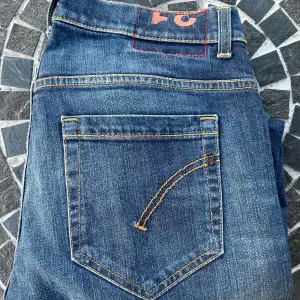 Säljer ett par dondup jeans i super skick storlek 31. Sitter slim fit passar dig mellan 165-175 skulle jag säga. Skriv om ni har fler frågor!🙌