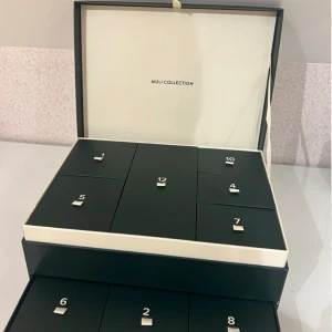 Adventskalender från Muli Collection (Guld) - Säljer min smyckes adventskalender från Muli Collection 2024 av värde 4500kr. Kalendern har tolv luckor (3 örhängen, 3 ringar, 3 halsband, 2 armband och en  smyckesfodral), alla smyckena är skysterbara och har även kartongen kvar. Smyckena är i 18k guldpläterad mässing. Har fler bilder om man är intresserad! 