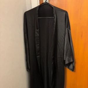 Kimono  - Svart satinkimono från new yoker, superskön men används inte 