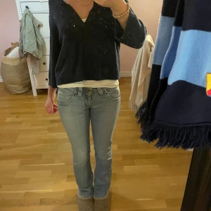 Ljusblå jeans från Lee - Säljer ett par ljusblå jeans från Lee i bra skick. De har en klassisk femficksdesign och är tillverkade i denim. Jeansen har en normal passform och är perfekta för vardagsbruk. De är lowwaist och har en snygg tvätt som ger en avslappnad look.