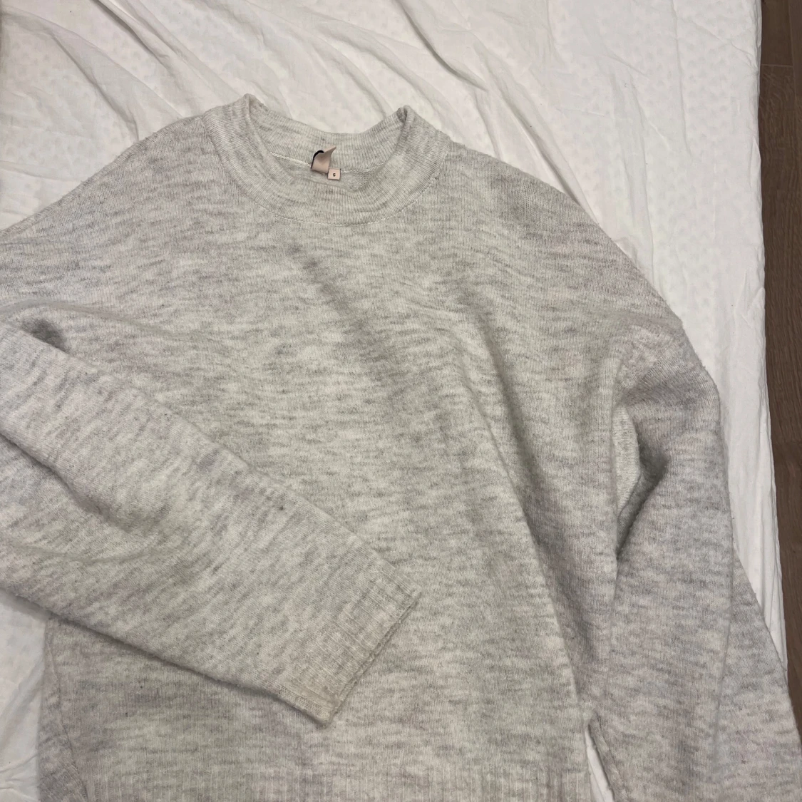 Grå stickad tröja