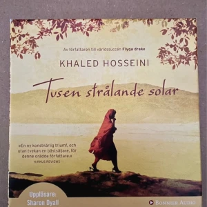 Tusen strålande solar - Ljudboksversion av Khaled Hosseinis gripande roman 'Tusen strålande solar', uppläst av Sharon Dyall. Boken skildrar två kvinnors livsöden i Afghanistan över tre decennier, med teman som kärlek, vänskap och överlevnad. Perfekt för dig som älskar djupa och känslosamma berättelser.