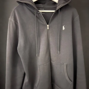 Svart hoodie från Polo ralph lauren - Säljer en stilren svart hoodie från Polo med dragkedja 
