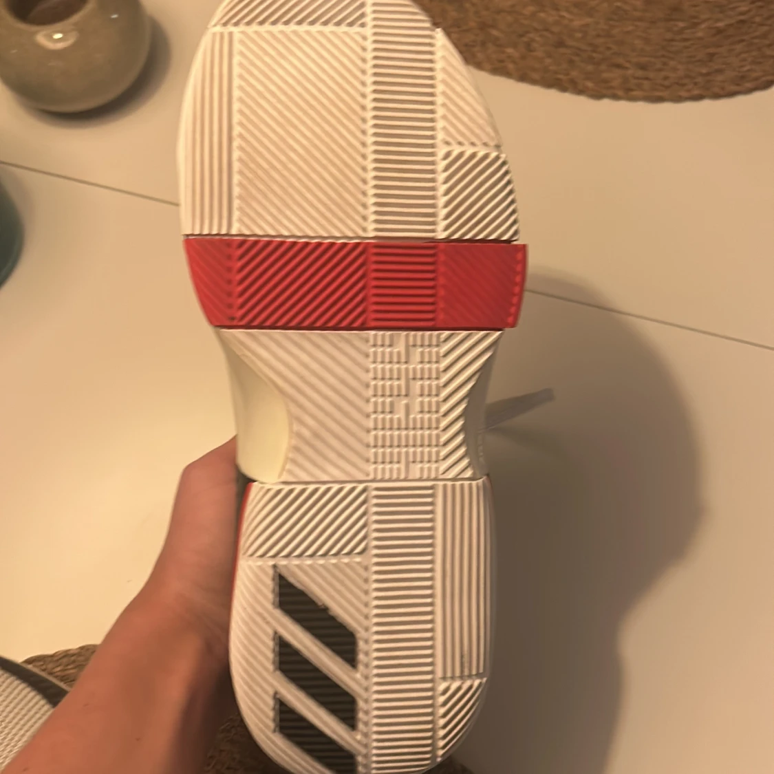 Vita sneakers med svarta detaljer - 92