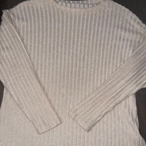 nudfärgad ribbad tröja - säljer en supermysig nudfärgad ribbad tröja i storlek S från Shein. den är långärmad och perfekt för både höst och vinter. tröjan har en normal passform och är gjord i ett mjukt material som känns skönt mot huden. jättesöt och mysig tröja i helt nytt skick!!