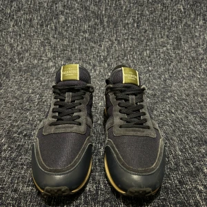 Valentino Rockrunners - Säljer ett par grymt feta rockrunners! Skorna är i storlek 43 , men sitter ca en halv stl större! Bra skick , dustbag följer med vid köp ! DM vid intresse ! 