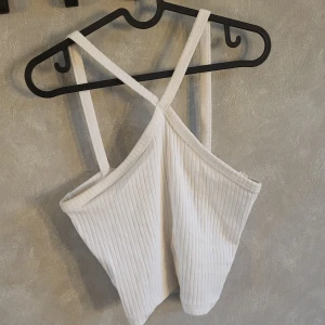 Vitt topp från Ginatricot - Vit topp i storlek M från Gina tricot 