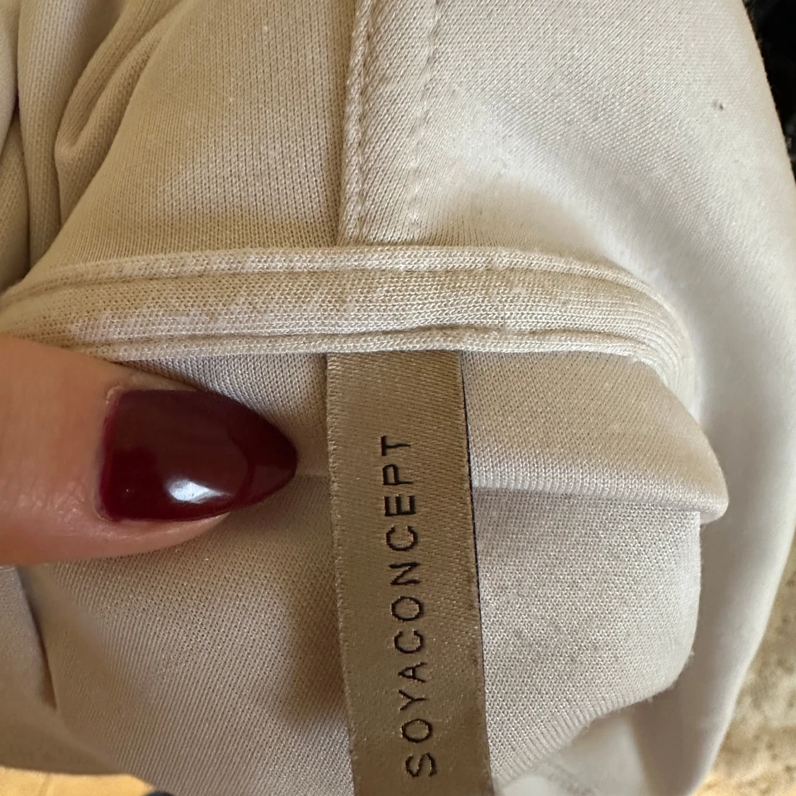 Vit hoodie från Soyaconcept - 91