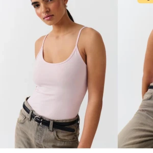 Ljusrosa linne - Säljer ett stilrent ljusrosa linne med smala axelband. Perfekt för sommardagar eller som ett basplagg under en jacka. Linnet är i ett mjukt och stretchigt material som ger en bekväm passform. Passar både till vardags och festliga tillfällen.