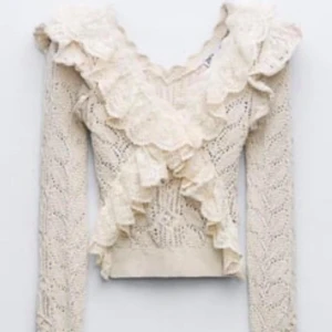 Spets tröja🌟 - Kollar intresset för denna fina tröjan då den tyvärr inte kommer till användning!🎀🎀 Knappt använd och osäker om jag villl sälja, därav priset!☺️