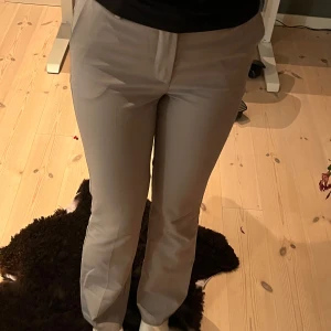 Gråa kostymbyxor  - Gråa kostymbyxor från bikbok, storlek 36/S, väldigt bra skick, inget slitage.  