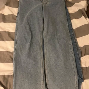 Blå jeansbyxor - Säljer ett par klassiska blå jeansbyxor med normal passform. Byxorna har en dragkedja och knappar framtill. Perfekta för en avslappnad stil. 3 par jeans för ett bra pris