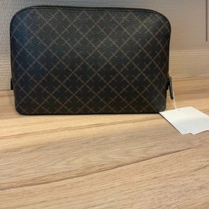 By Malene Birger - Helt ny necessär från By Malene Birger. Aldrig använd. Prislapp kvar. Skriv för mer frågor🥰