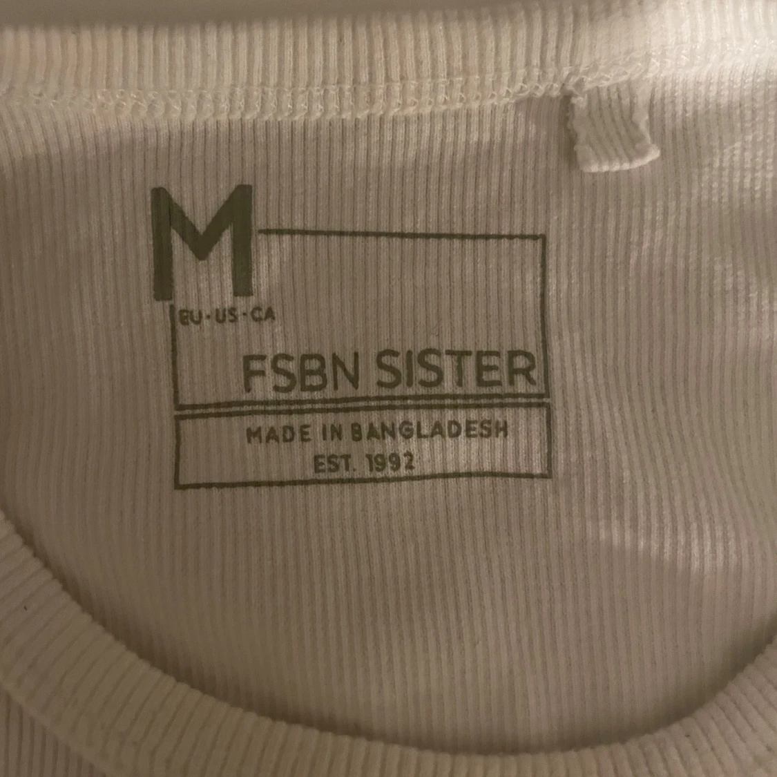 Vit ribbad linnetopp från FSBN Sister - 91