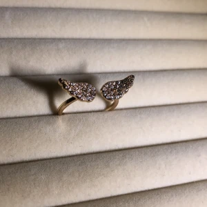 zadig liknade guld ring - säljer denna fina guld ringen eftersom jag inte använder guld. den är helt oanvänd och är i jättebra skick.💗 