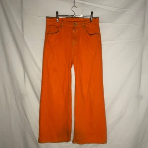 Orange Ace weekday jeans  - Super snygga oranga jeans perfect nu till hösten!😍🎃  Dom har några små märken på sig men de borde gå bort i tvätten!  #y2k #2000s #50s #60s #70s #80s #90s #trend #style #gorgeous #beautiful #fashon #trendy #slay #princess  #wow  #fairy 