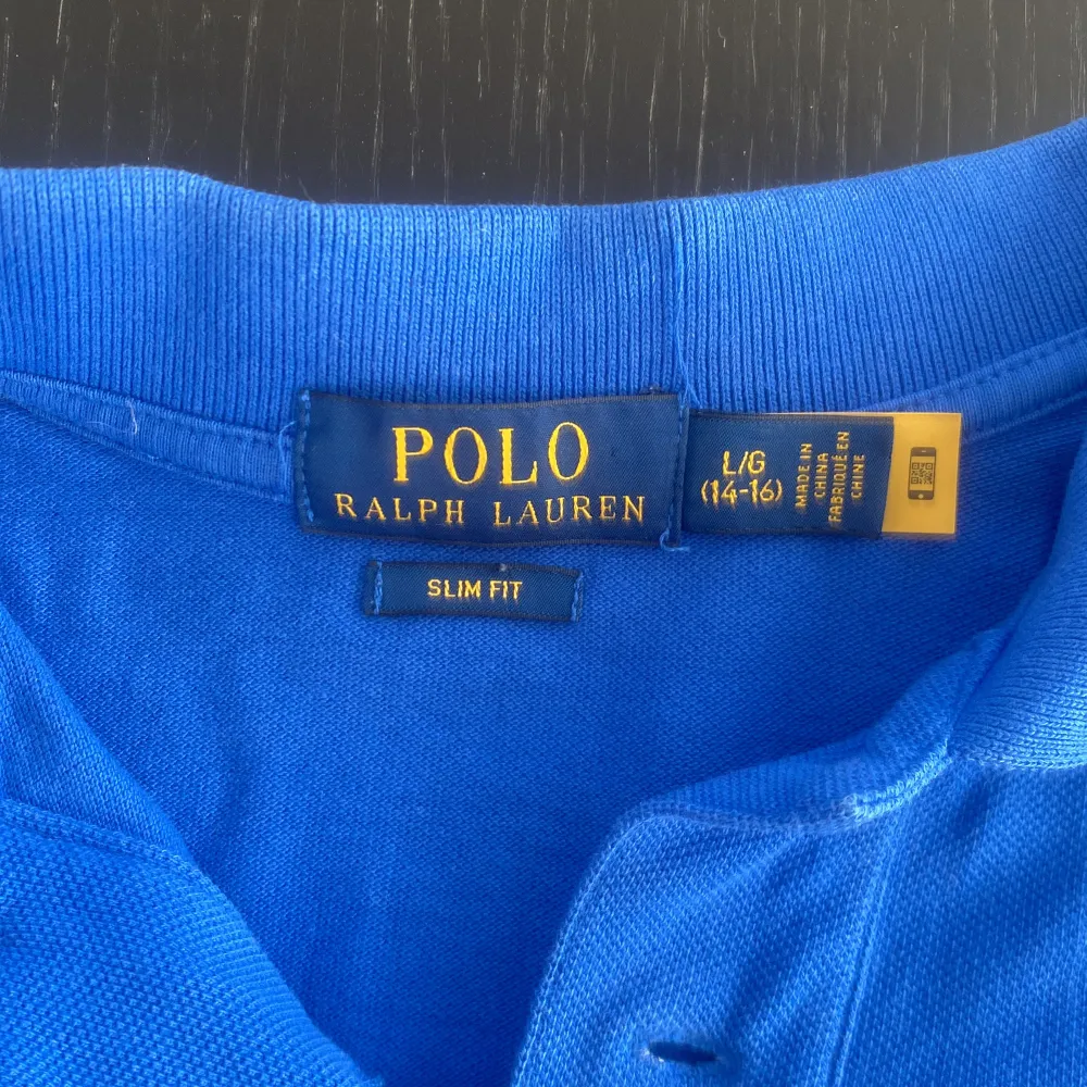 En snygg och stilren blå Ralph lauren pike tröja, köpt på nk för cirka 1200. Mitt pris : 549. Bara att höra av dig vid frågor och funderingar. . Tröjor & Koftor.